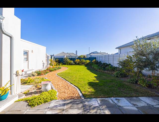4 BEDROOM FREESTANDING TO LET IN SUNNINGDALE